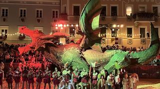 Der computergesteuerte Drache ist über 15 Meter lang, brüllt laut und spuckt Feuer.