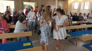 Als die Konfirmanden in die Evangelische Kirche einzogen, fotografieren und filmten ihre Eltern und Verwandten.