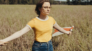 Lena Urzendowsky als Angelika in einer Szene aus dem Film „In die Sonne schauen“, der jüngst zum deutschen Oscar-Aspiranten gekürt wurde.