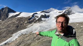 Florian Jurgeit vom Nationalpark Hohe Tauern zeigt von der Neuen Prager Hütte auf den inzwischen weit entfernten Gletscher.