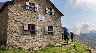 Früher ging der Gletscher direkt an der alten Prager Hütte vorbei, heute weiden in der Region Schafe.