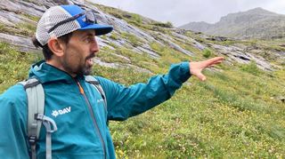 Der DAV-Geowissenschaftler Tobias Hipp zeigt auf die Vegetation - hier war früher Gletscher.