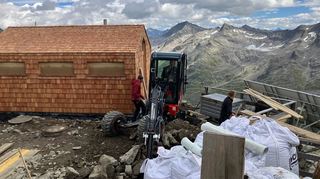 Auf der Neuen Prager Hütte gehts aufs Örtchen künftig wieder raus aus der warmen Hütte rüber zum Toilettenhäusl - noch ist das Baustelle.