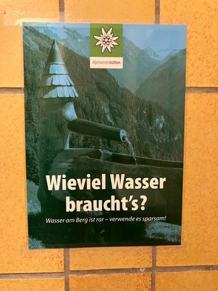 Ein Schild weist auf den Wassermangel in der Hütte hin