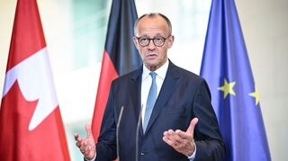 Der Kanzler sieht das Veto seines Außenministers gegen das Wehrdienstgesetz als «ein ganz übliches, normales Regierungshandeln».