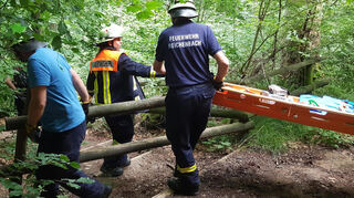 Im Felsenmeer verunglückte Personen müssen oft mit der Schleifkorbtrage bis zum nächsten, für Rettungsfahrzeuge befahrbaren Weg transportiert werden. Eine nicht immer einfache Aufgabe für die Einsatzkräfte.