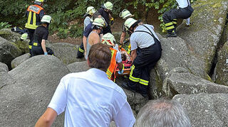 Bei schwereren Verletzungen werden verunglückte Personen oftmals mitten im Felsenmeer von der Feuerwehr und den Sanitätern erstversorgt, bevor sie zu dem Rettungswagen transportiert werden können.