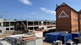 Im Gewerbepark Vareal in Mannheim-Friedrichsfeld werden viele neue Hallen gebaut. Das frühere Verwaltungsgebäude (r.) wird saniert.