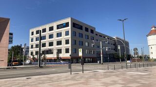 Das Büro- und Laborgebäude Sky One in der Heidelberger Bahnstadt (links das Kongresszentrum).