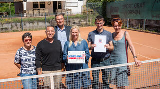 Der Bewilligungsbescheid für den TC Auerbach wurde durch Ministerin Diana Stolz überreicht. Unser Bild zeigt (v.li.) Sonja Kolb, Heiko Dräger, Christian Brefka, Diana Stolz, Steffen Kolb und Muriel Bielka.