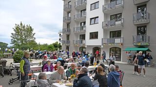 Die etwas kühleren Temperaturen taten der guten Stimmung beim Sommerfest in der Lindenefelser Seniorenresidenz keinen Abbruch. Sonnenblumen und bunte Luftballons auf den Tischen sorgten für das passende Ambiente.