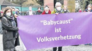 Der Prozess, der 2022 gegen Klaus Günter Annen geführt wurde, war von Protesten begleitet. Er wurde damals verurteilt, weil er eine Ärztin, die Schwangerschaftsabbrüche durchführt, im Internet als Mörderin bezeichnet hat.