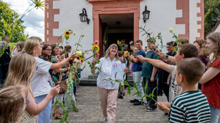 Die Kinder überreichten Heide Dahl zahlreiche Blumen vor der Kirche.