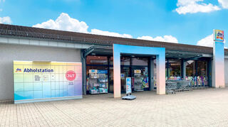 Eine Abholstation der Drogeriemarktkette dm, an der Kunden rund um die Uhr vorbestellte Ware abholen können.