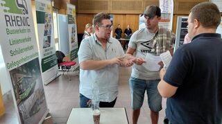 Zahlreiche Bewerber blieben bei Busunternehmer Jonas Kanaan (l.) stehen.