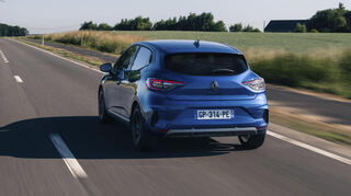 In der Hybrid-Variante fasst der Kofferraum 301 Liter.