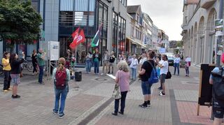Die Zahl der Teilnehmerin an der Kundgebung ist genauso überschaubar, wie die der Gegendemonstranten. Drei Frauen (rechts im Hintergrund) fragen, was mit den israelischen Geiseln sei.