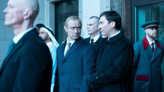 Jude Law (l.) und Paul Dano in einer Szene des Films "The Wizard of the Kremlin" von Olivier Assayas.