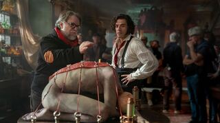 Guillermo del Toro und Oscar Isaac am Set von «Frankenstein».
