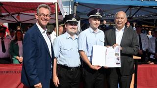 Hessens Innenminister Poseck (r.) überreichte Stadtbrandinspektor Eichler (2.v.r.) die Auszeichnung. Mit ihm freuten sich Robin Gröger und Bürgermeister Schönung.