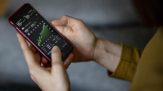 Tradingplattformen oder Apps für den Wertpapierhandel versprechen im Netz schnellen Profit ohne Risiko. Oft sind es aber nur besonders raffinierte Betrugsmaschen.