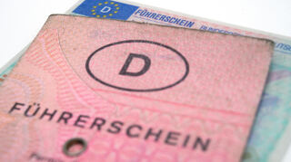 Um die Lindenfelser Bürger zu entlasten und die Verwaltung serviceorientierter zu gestalten, hatte die FDP beantragt, die notwendigen Maßnahmen zu ergreifen, um Angelegenheiten rund um den Führerschein sowie die An-, Ab- und Ummeldung von Kraftfahrzeugen direkt im Rathaus erledigen können.