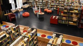 Die Regale sind gefüllt: Blick in die neuen Räumlichkeiten der Stadtbibliothek in der Alten Gerberei.