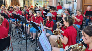 Die Platzkonzerte vor dem Alten Rathaus sorgen für gute Unterhaltung und viel Publikum in der Stadtmitte. Unser Bild zeigt einen Auftritt des Musikcorps Einhausen.