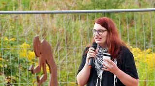 Luna Helwig von den Linken war eine der Rednerinnen und Redner bei der Gedenkveranstaltung zum Antikriegstag am Denkmal für Zwangsarbeiter in Heppenheim.