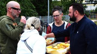 Stefanie Seitz und Kristof Glanzner (Mitte und rechts) von der CDU-Fraktion in der Gemeindevertretung bieten Besuchern Häppchen an.