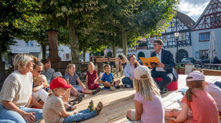 Bei der „Traumzauber-Stunde“ für Kinder auf der Marktplatz-Aktionsbühne las Bürgermeister Sebastian Clever aus dem Buch „Lächeln gefunden“ vor.