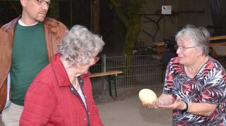 Betty Arnold verkaufte beim Waldfest einige frisch gelegte Nandu-Eier für zehn Euro das Stück.