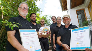 Zwei Jubiläen waren bei Elektro Schmitt in Lorsch zu feiern. Kevin Wulff (r.) und Matthias Schmitt (l.) erhielten Ehrenurkunden der Innung.