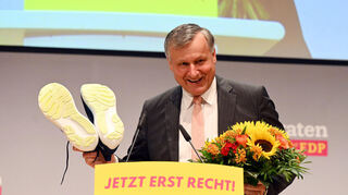 Hans-Ulrich Rülke tritt auf dem ersten Listenplatz der FDP an. Bei seiner Nominierung bekam er Laufschuhe geschenkt.