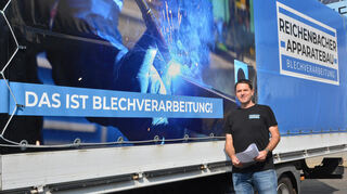 Auf die Reise schickt der Betriebsleiter der Firma Reichenbacher Apparatebau, Stephan Bremstaller, einen der firmeneigenen Lastwagen zu einem der vielen Kunden in Deutschland.