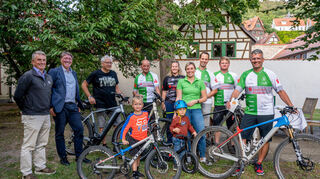 Stadtverordnetenvorsteher Andreas Kovar (links) und Bürgermeister Sebastian Clever (Zweiter v.li.) ehrten die erfolgreichsten Radler beim diesjährigen „Stadtradeln“-Wettbewerb. Die meisten Kilometer spulte Werner Eisenhauer (Dritter v.li.) ab.