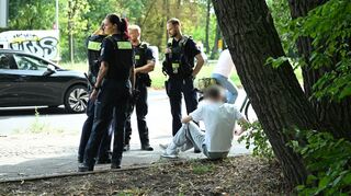 Polizisten stehen an der Unfallstelle.