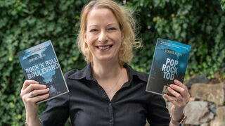 Cornelia Klein mit ihren beiden im Sommer veröffentlichen Thrillern.