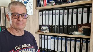 Wilfried Boos hat seit 50 Jahren zu jeder Saison des Mannheimer Eishockeyseinen eigenen Ordner mit Spielberichten angelegt