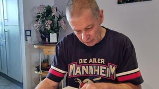Wilfried Boos erinnert sich gerne an die alten Zeiten im Mannheimer Friedrichspark, die Zeitungsberichte helfen ihm dabei.