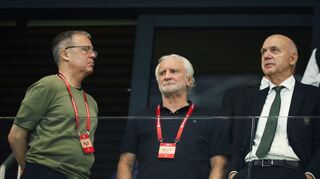 Rudi Völler (M.) kennt die Gefahren, die in den WM-Playoffs lauern.
