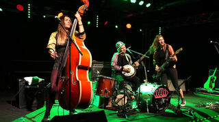 Die drei Schwestern Greta, Stella und Sunniva Bondesson aus Schweden sorgten als „Baskery“ für ausgelassene Stimmung im Musiktheater Rex in Bensheim.