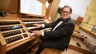 Johannes Matthias Michel spielte zum Auftakt der Bensheimer Orgelwochen in der sehr gut besuchten Michaelskirche.