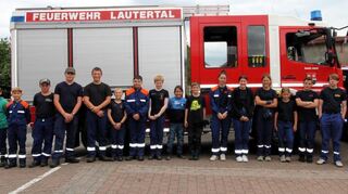 Die Nachwuchskräfte der Freiwilligen Feuerwehren Beedenkirchen, Elmshausen, Gadernheim und Reichenbach durchkämmten mit Greifzangen und Abfallsäcken die Landschaft.