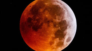 Bei einer totalen Mondfinsternis ist der Mond trotzdem zu erkennen – nur eben nicht in seiner gewohnten Farbe.Bild: Valentin Flauraud