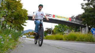 Frederik Koch unterwegs auf dem Berliner Ring – hier soll die geplante Raddirektverbindung in Bensheim entlangführen.