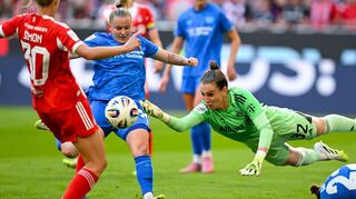 Bayern-Torhüterin Ena Mahmutovic rettet in dieser Szene stark.