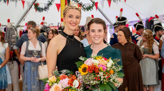 Die neue Bergsträßer Gebietsweinkönigin Chiara Fischer (li.) mit ihrer Vorgängerin Katja Simon.
