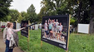"Ja zum Ehrenamt" bei Stadtpark Life eröffnet - Begeistert schaut sich ein Ehepaar die großformatigen Bilder der Ehrenamtlichen an und entdeckt bekannte Gesichter.