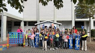 Eine Vielzahl neuer Spielgeräte wurde am vergangenen Freitag offiziell an der Carl-Orff-Schule übergeben.